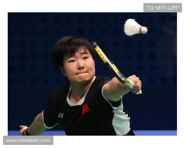 何冰娇背着一堆爆款包，赛场一脸冷静，生活真是两张脸啊